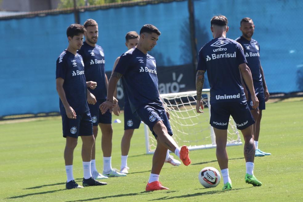 Suárez participa de atividade com bola — Foto: Tomás Hammes 