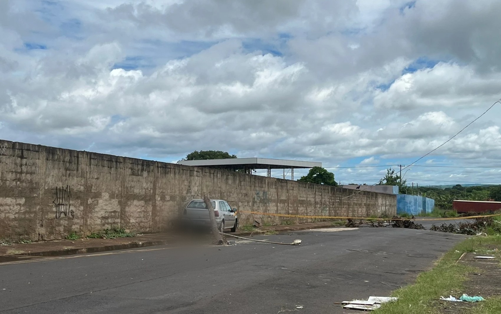 Carro bate em poste após atingir motociclista no Jardim Salgado Filho em Ribeirão Preto, SP