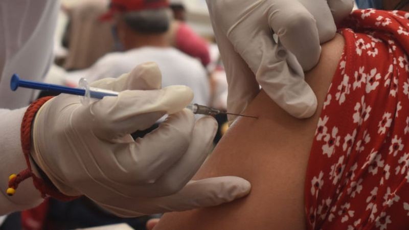 Os países com uma campanha de imunização mais adiantada, como Israel e Reino Unido, já registram redução nos casos graves e nas hospitalizações por covid-19 (Foto: Getty Images via BBC)