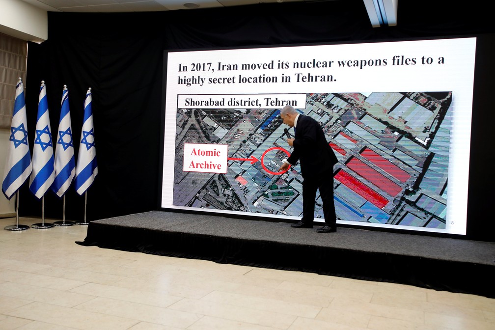 O primeiro-ministro israelense, Benjamin Netanyahu, fala durante uma entrevista coletiva no Ministério da Defesa em Tel Aviv nesta segunda-feira (30); segundo ele, Irã mentiu sobre programa nuclear (Foto: Amir Cohen/Reuters)
