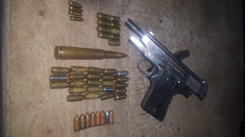 Pistola e munição estavam escondidas em parede de lava jato de Nova Odessa (Foto: Polícia Militar)