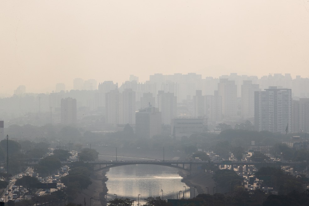Foto de arquivo mostra vista da Marginal Tietê junto à Ponte da Freguesia do Ó, na zona norte de São Paulo, com destaque para a poluição do ar — Foto: Daniel Teixeira/Estadão Conteúdo