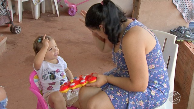Mãe conversa em libras com filha de dois anos. — Foto: Reprodução / TV Morena