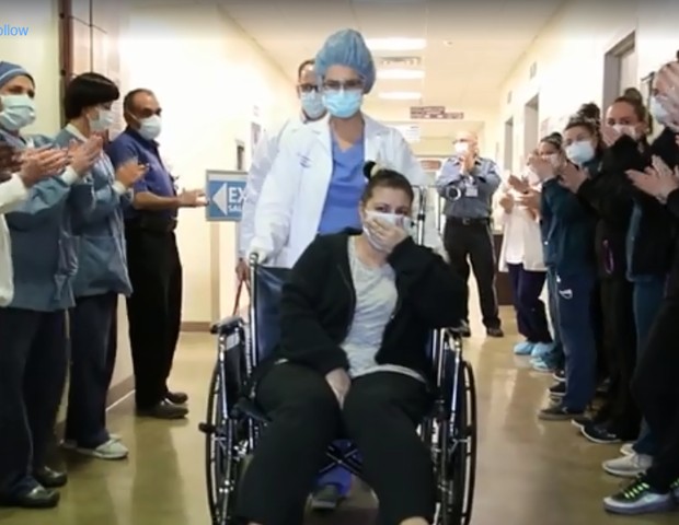 Coronavírus: mãe é aplaudida por profissionais de saúde ao receber alta  (Foto: Hospital Universitário de Staten Island)
