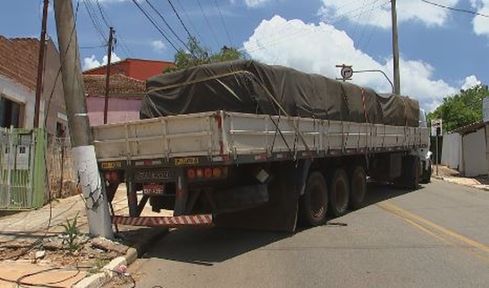 Caminhoneiro bate em poste apÃ³s perder controle da direÃ§Ã£o em Itapetininga â€” Foto: Claudio de Souza/TV TEM