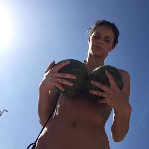 Laura Neiva usa par de cocos para esconder o topless (Foto: Reprodução/Instagram)