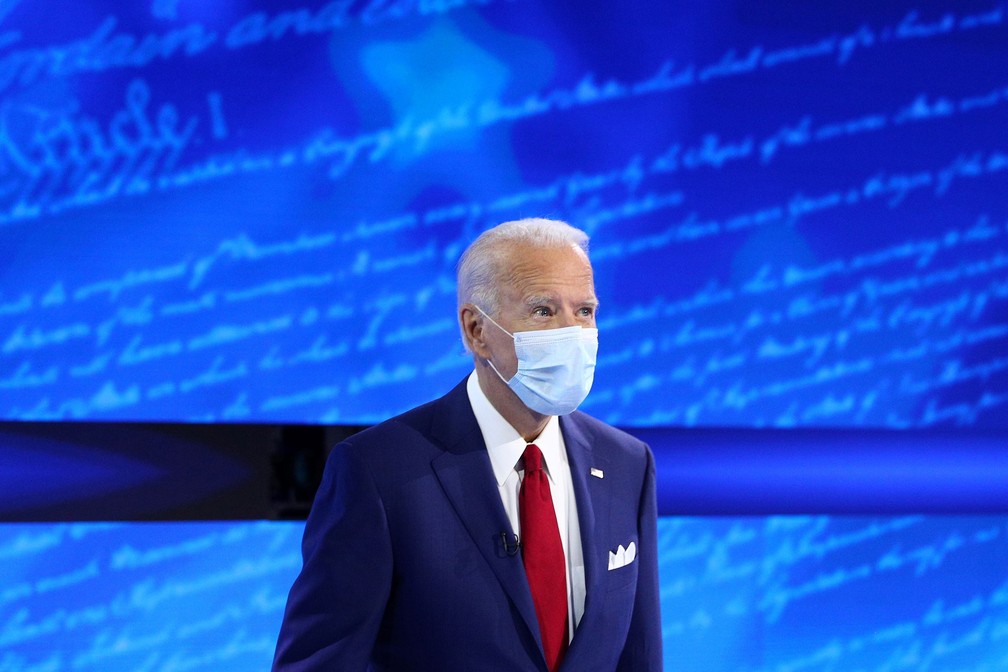 Joe Biden, candidato democrata a presidente dos EUA, usa máscara antes do início de entrevista à rede ABC nesta quinta-feira (15) — Foto: Tom Brenner/Reuters