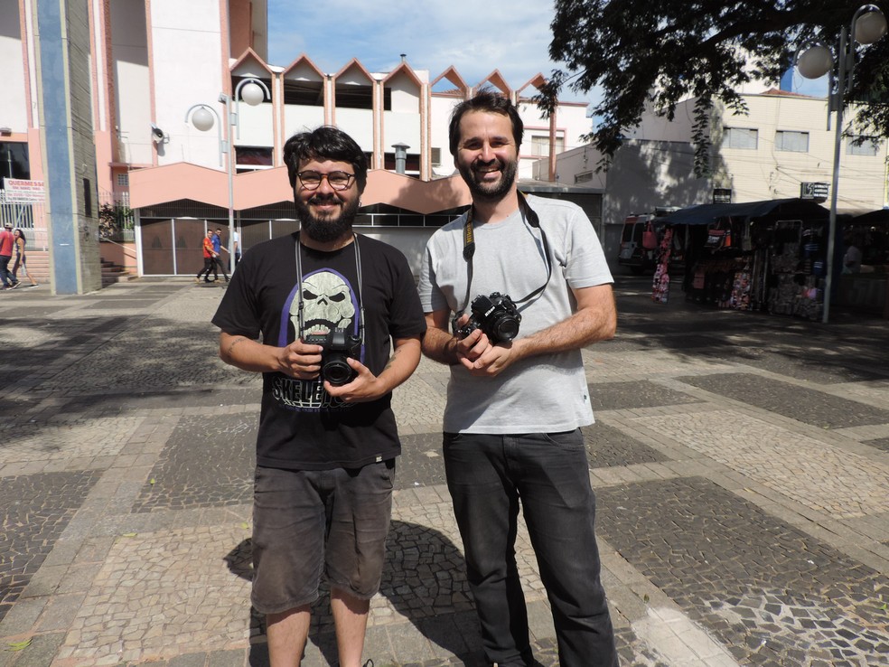 Os fotógrafos Jardiel e Tomas durante o projeto em Bauru (Foto: Renata Marconi/G1)