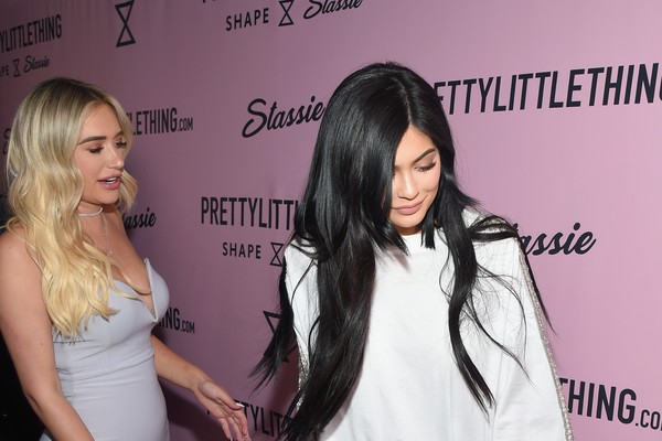 A socialite e influenciadora digital Anastasia Karanikolaou com a amiga Kylie Jenner (Foto: Getty Images)