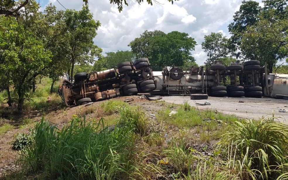 Caminhão tomba e fica atravessado na BR-153, em Porangatu — Foto: Reprodução/TV Anhanguera