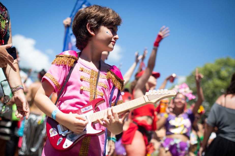 Criança posa com traje inspirado no icônico álbum dos Beatles que dá nome ao bloco carioca Sargento Pimenta
