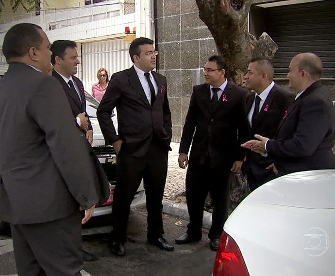 Taxista usam terno para trabalhar (Foto: TV Globo)