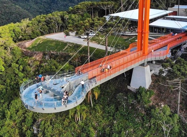 Uma das maiores plataformas suspensas de vidro do mundo está na serra gaúcha, a uma altura de 360 metros (Foto: Skyglass / Reprodução)