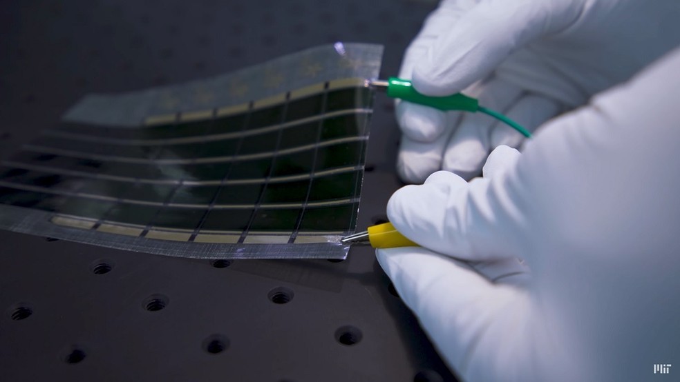 Células solares criadas pelo MIT são mais finas que um fio de cabelo humano — Foto: Divulgação/MIT 