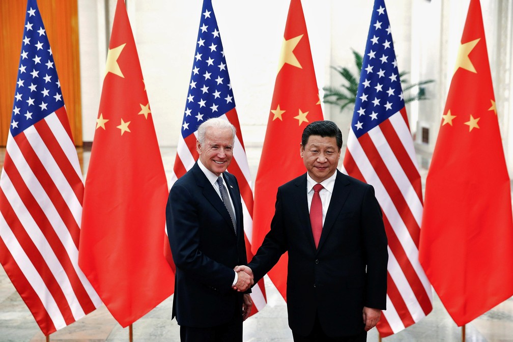 Presidente da China, Xi Jinping, cumprimenta então vice-presidente dos EUA, Joe Biden, em Pequim em foto de 2013 — Foto: Lintao Zhang/Pool/Reuters