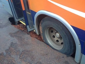 Os pneus do ônibus ficaram danificados após o acidente (Foto: Heloísa Casonato/G1)