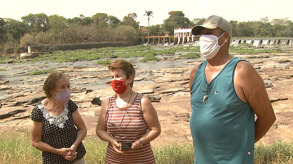 Turistas que visitam Cachoeira de Emas se assustam com a situao do Rio Mogi Guau  Foto: Marlon Tavoni/EPTV