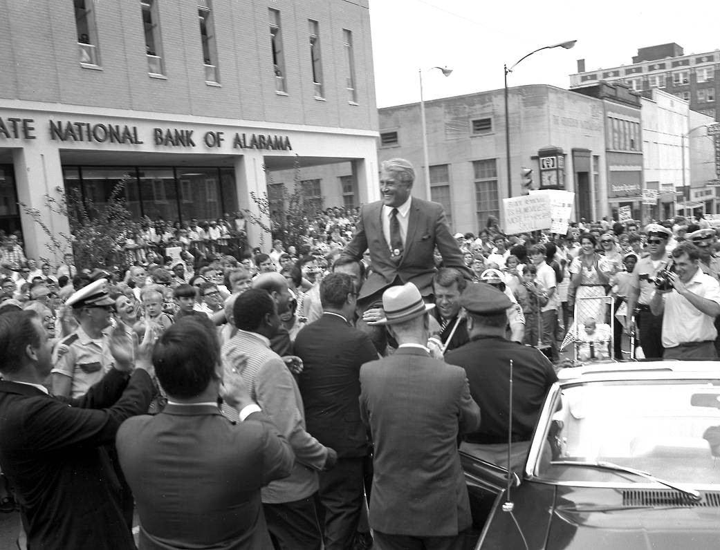 Dr. Wernher von Braun, o primeiro diretor do Centro Marshall de Voo Espacial da NASA, é levado sobre os ombros dos oficiais da cidade durante a celebração da Apollo 11 no centro de Huntsville, em 24 de julho de 1969 (Foto: NASA)