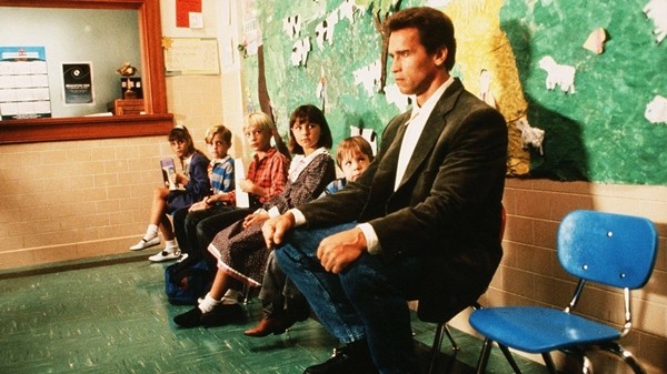 Arnold Schwarzenegger em 'Um Tira no Jardim da Infância' (Foto: Divulgação)