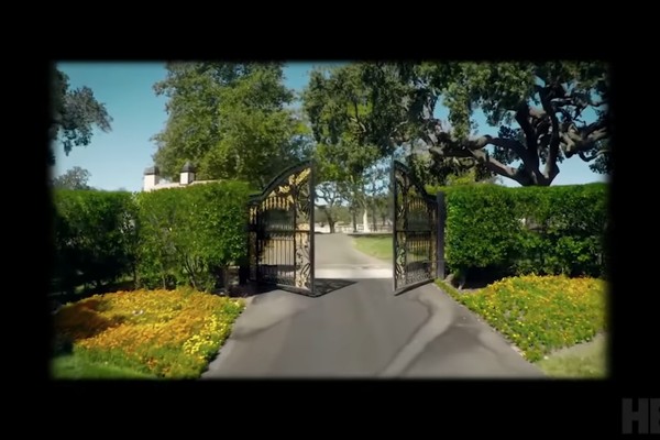 O rancho Neverland, de Michael Jackson (1958-2009), em cena de Leaving Neverland, documentário sobre as acusações de abuso sexual que o artista teria cometido contra crianças no local (Foto: Reprodução)