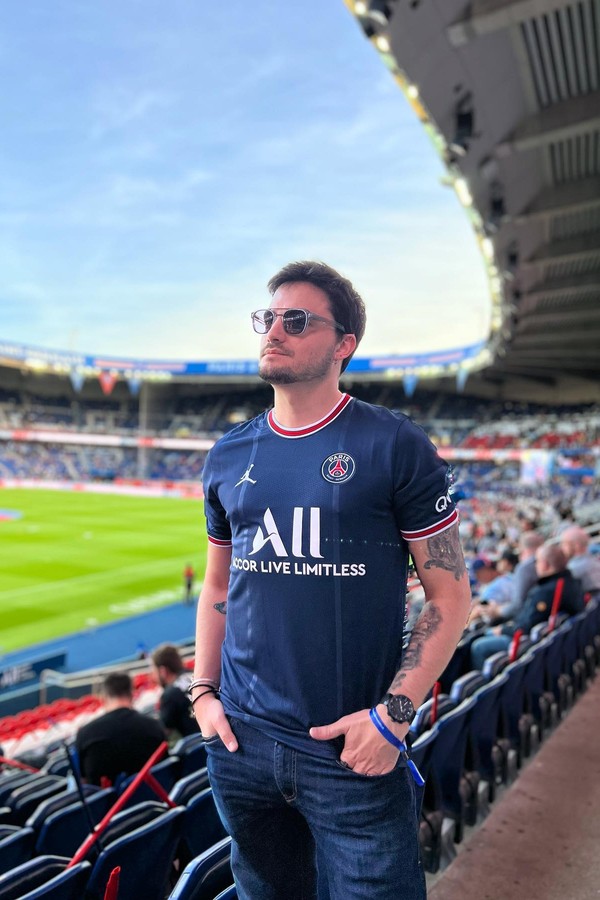 Felipe Neto posa nos estádio do Paris Saint German com camiseta de Neymar (Foto: Instagram/Reprodução)