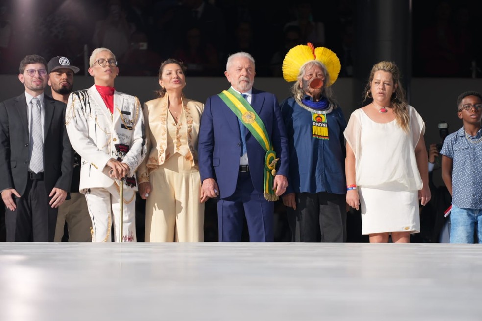 Lula recebe faixa presidencial das mãos de representantes do povo brasileiro — Foto: Fábio Tito/g1 