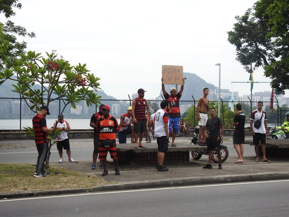 Grupo protesta contra os resultados do Flamengo em frente &agrave; G&aacute;vea &mdash; Foto: Fred Gomes/ge