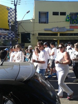 Vestindo branco, moradores de Jarinu se manifestaram (Foto: Acervo pessoal / Acácia Gomes)