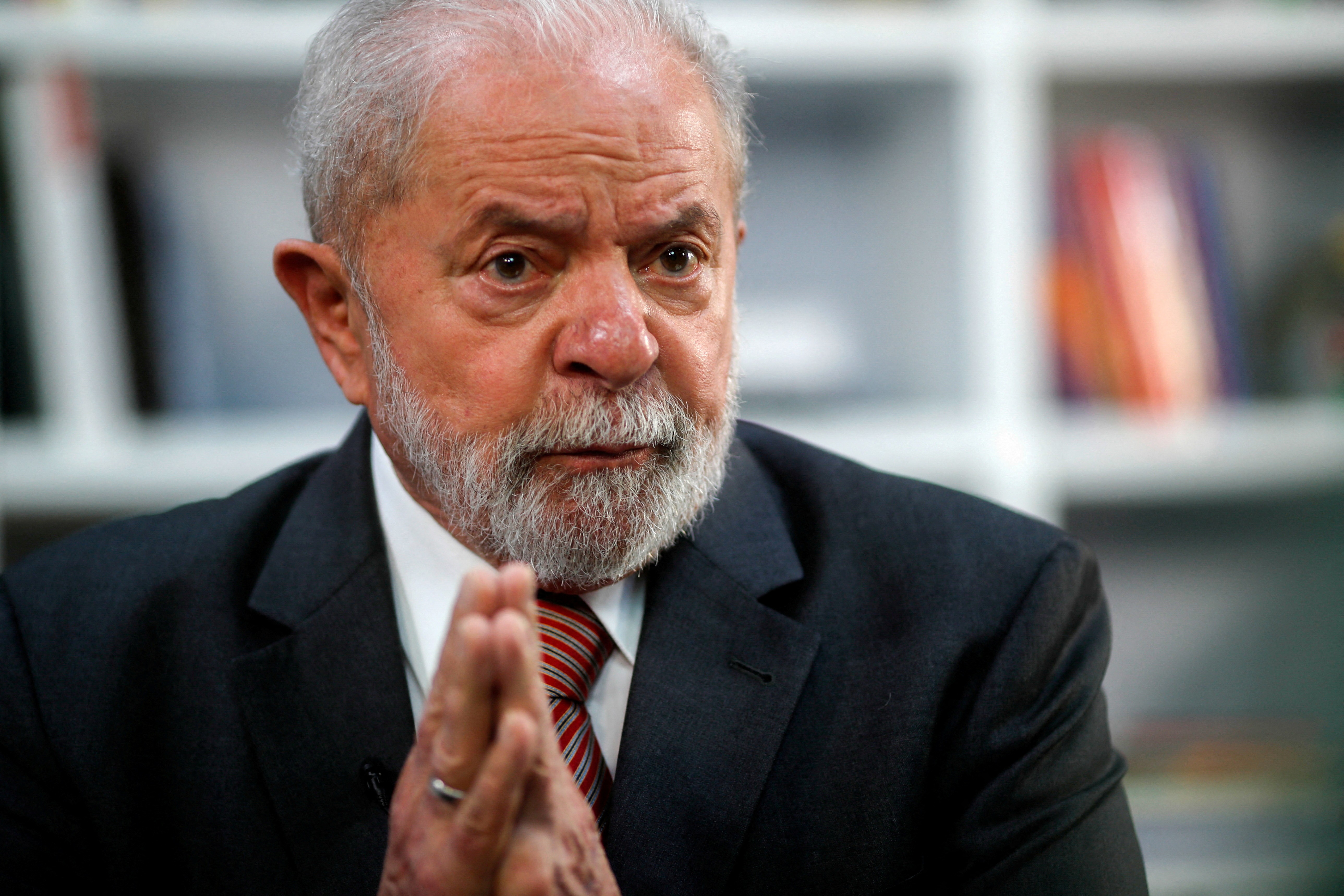 Justiça Eleitoral manda retirar outdoors com mensagem ofensiva ao ex-presidente Lula em Ariquemes, RO
