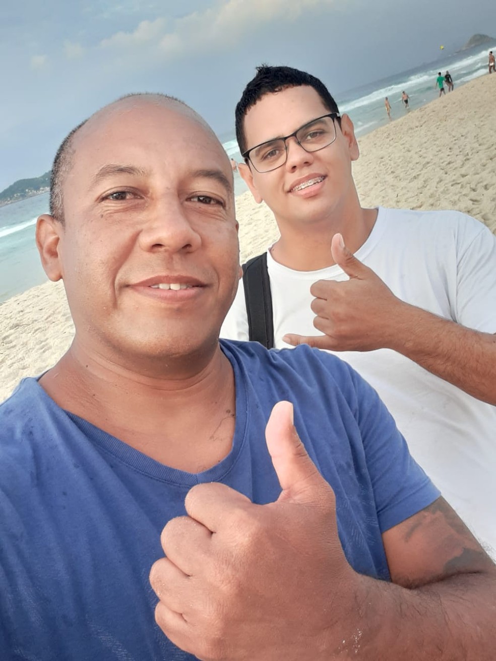 Cabo da PM Almir (de azul), com o amigo Felipe (de branco), em praia do Rio de Janeiro — Foto: Arquivo Pessoal