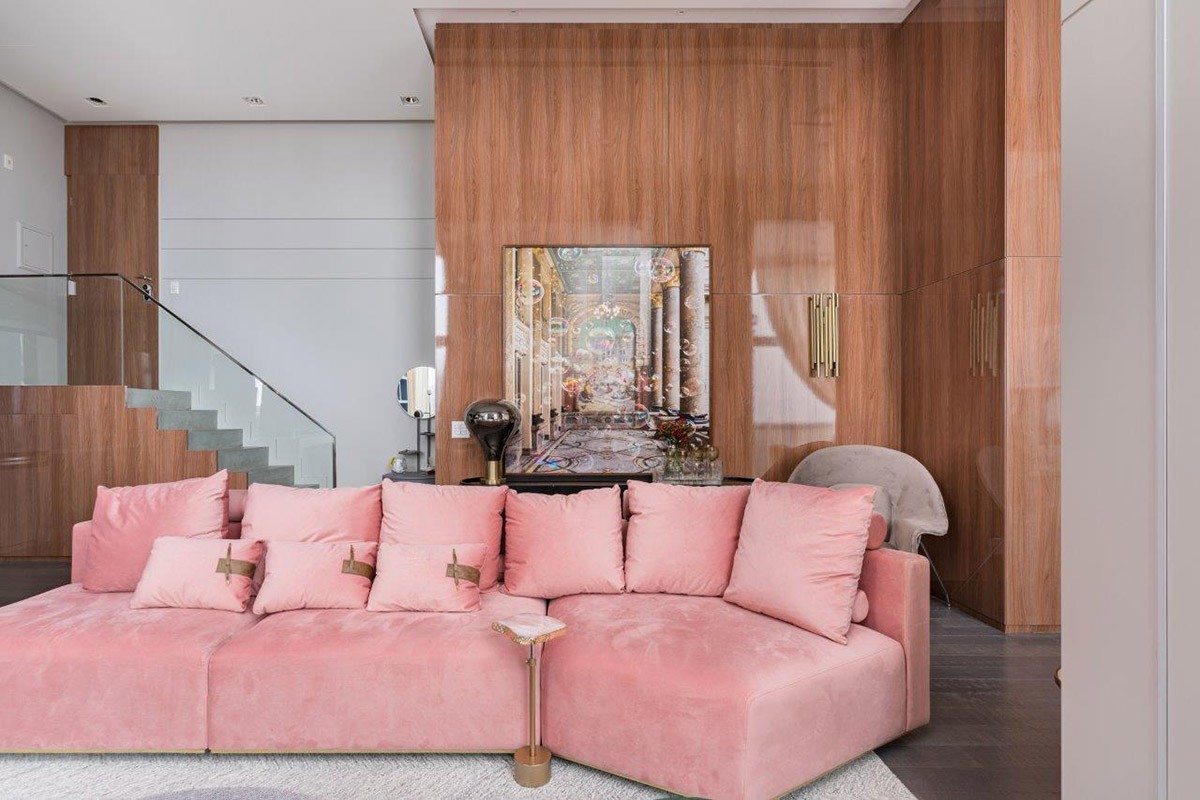 O sofá rosa da Saccaro é o destaque do apartamento e o ponto de partida da decoração (Foto: Kadu Lopes / Divulgação)