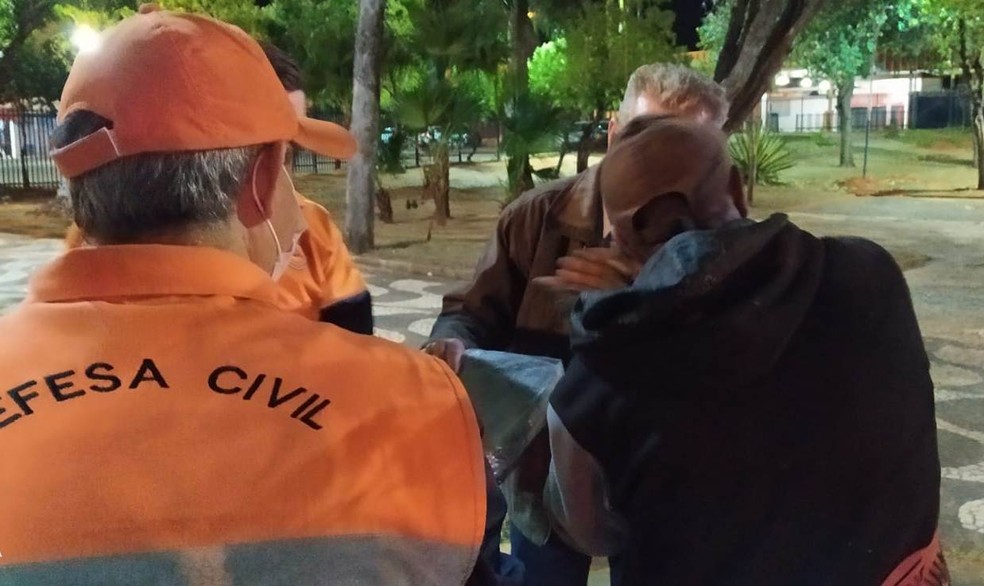 Prefeitura distribui cobertores a pessoas em situação de rua em Presidente Prudente — Foto: Secom