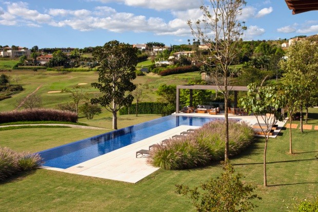No interior paulista, a piscina em formato de L invertido tem raia de 25 metros e prainha na área menor (Foto: J. Vilhora / Divulgação)