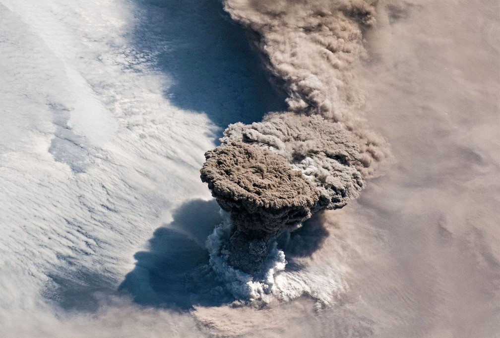 22 de junho - Nuvem de cinzas vulcânicas e gás é vista do espaço sobre as Ilhas Kuril, no norte do Oceano Pacífico, após explosões inesperadas do vulcão Raikoke. A imagem foi feita da Estação Espacial Internacional — Foto: Tripulação da Expedição 59/Nasa via Reuters