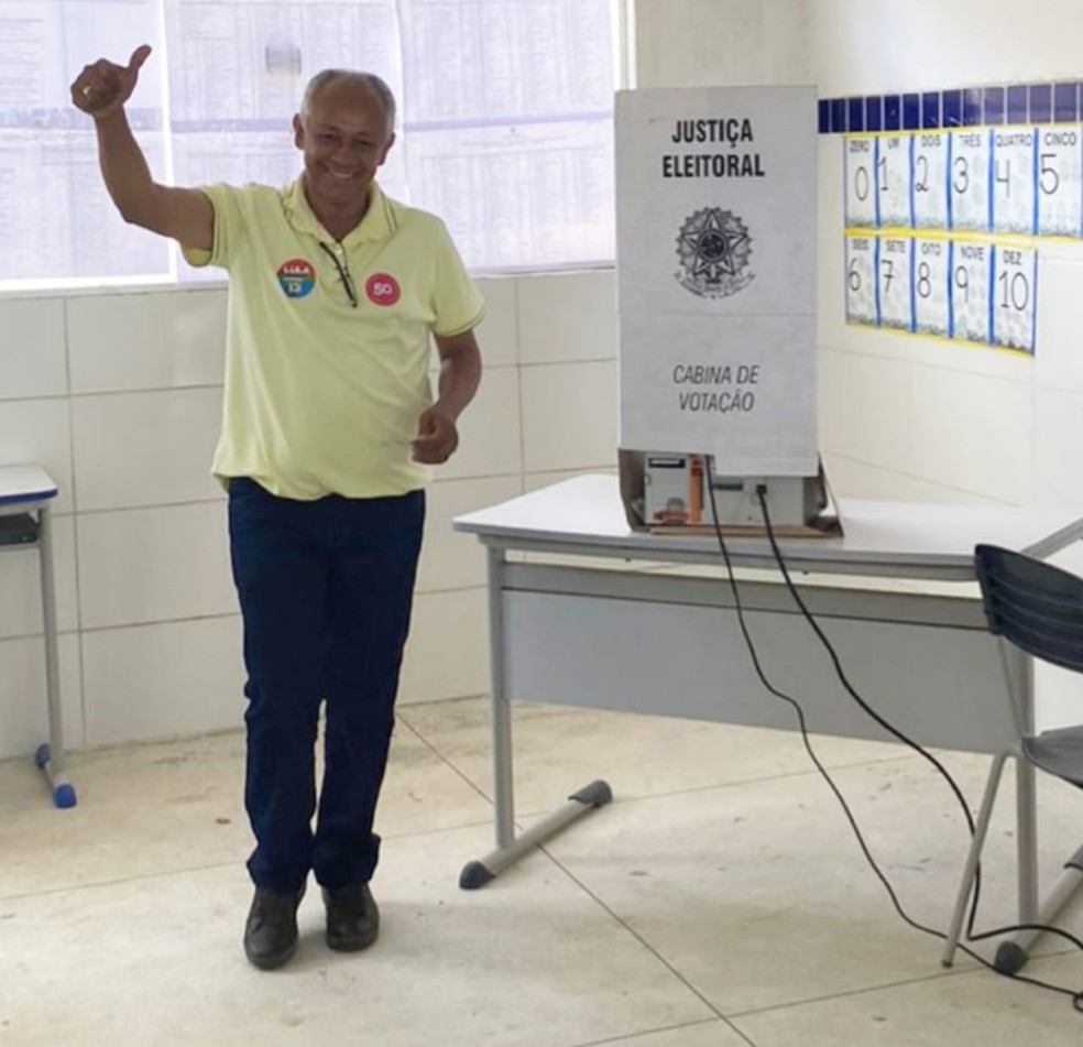 Professor Cícero Albuquerque (PSOL), candidato a governador de Alagoas, vota em Atalaia  — Foto: Assessoria 