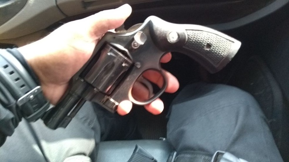 Jovem portava ilegalmente uma arma de fogo no momento da prisão, segundo a Polícia Militar (Foto: Polícia Militar/Divulgação)