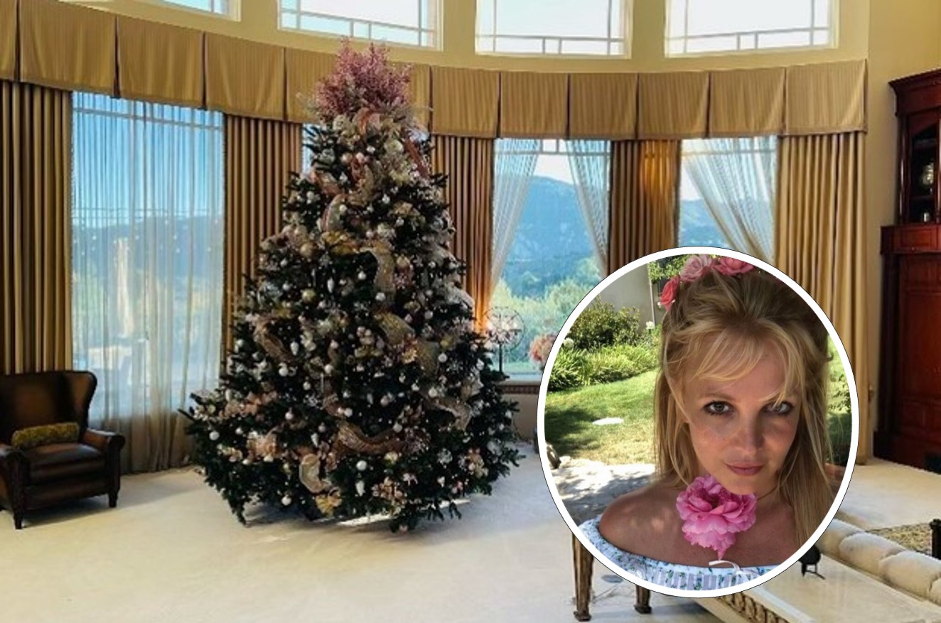 Britney Spears monta árvore enorme de Natal: 'Comemorando bem cedo' (Foto: Reprodução/Instagram)