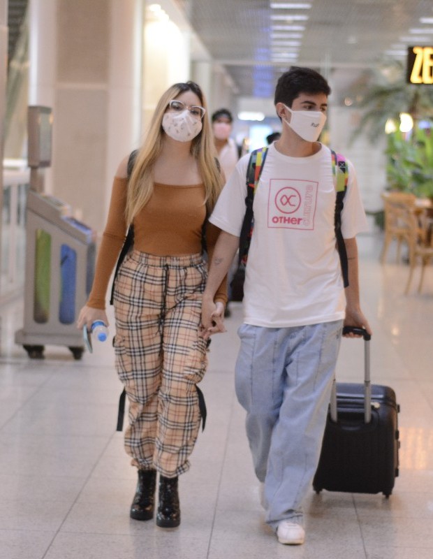 Viih Tube e o namorado, Bruno Magri, em aeroporto do Rio (Foto: Webert Belicio/AgNews)