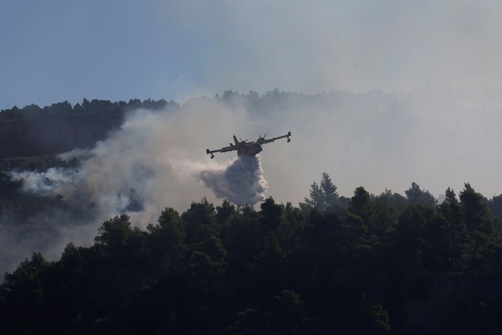 Avião ajuda a combater incêndio perto da aldeia de Stavros, na Grécia  — Foto: Costas Baltas/ Reuters 