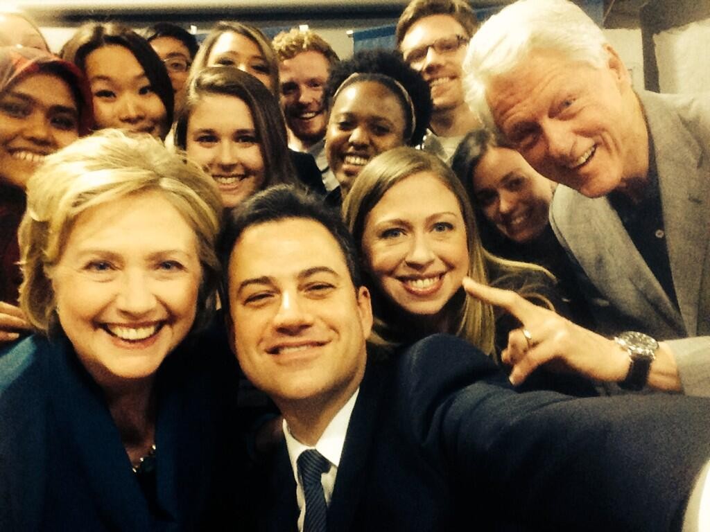 Jimmy Jimmel em uma selfie com os Clinton (Foto: Reprodução Twitter)