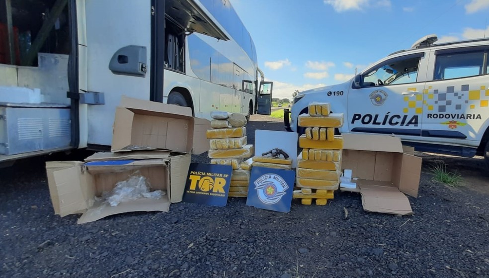 Drogas e revólver foram apreendidos em Dracena (SP) — Foto: Polícia Militar Rodoviária