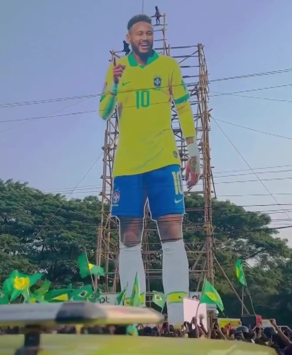 Painel gigante do Neymar foi instalado em Kerala, região da Índia com muitos fãs da Seleção brasileira — Foto: Reprodução