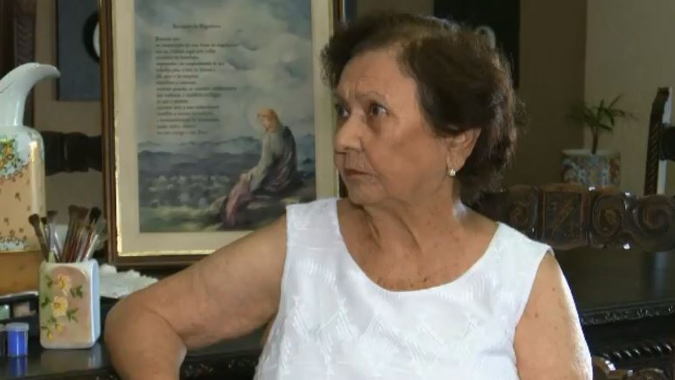 Josefina começou a pintar para passar o tempo e se apaixonou pela arte (Foto: Reprodução/Rede Amazônica Acre)