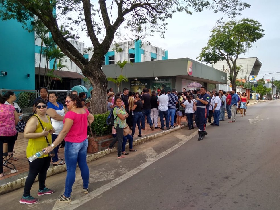 Servidores do Pró-Saúde protestam pelo segundo dia seguido em frente a casa civil — Foto: Alcinete Gadelha