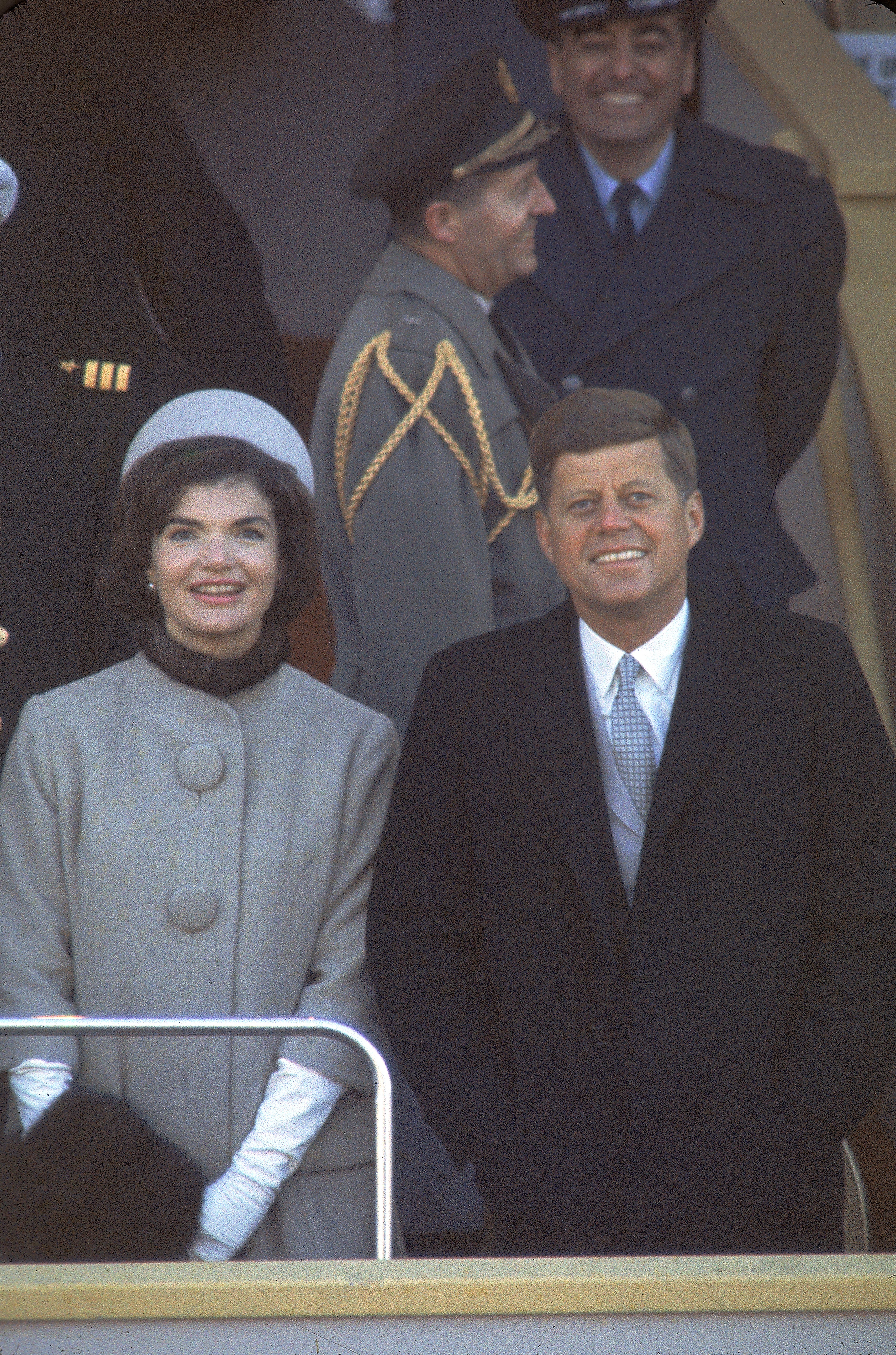 Jackie Kennedy de conjunto azul desenhado por Oleg Cassini na posse de John F. Kennedy, em 1961. À esquerda, o vice Lyndon B. Johnson (Foto: Getty)