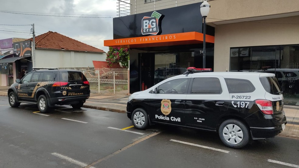 Polícia Federal de Jales prendeu quatro pessoas suspeitas de envolvimento em esquema de pirâmide financeira que movimentou R$ 100 milhões — Foto: Patrick Lima/Tv Tem