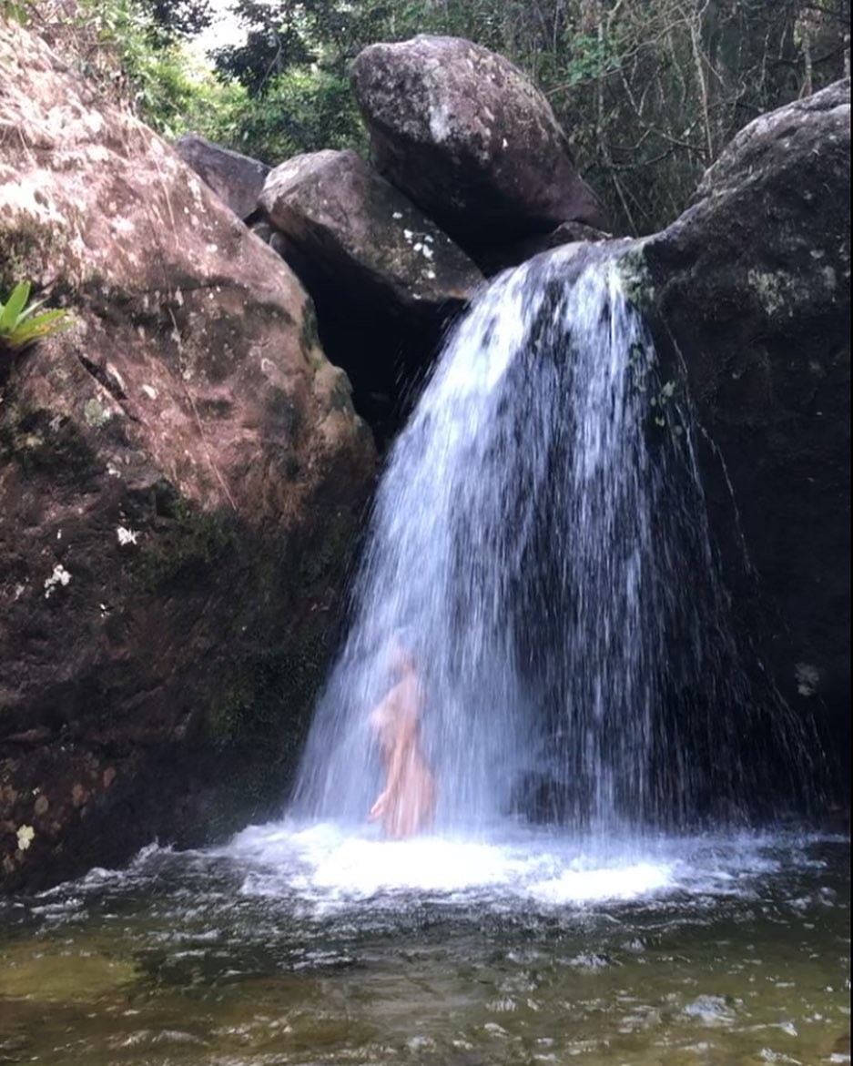 Letícia Spiller encanta seguidores em banho de cachoeira: 