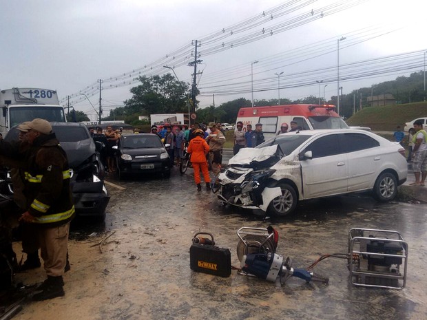 Jovem fica preso nas ferragens após acidente de carro no centro da Capital  - O Estado Online