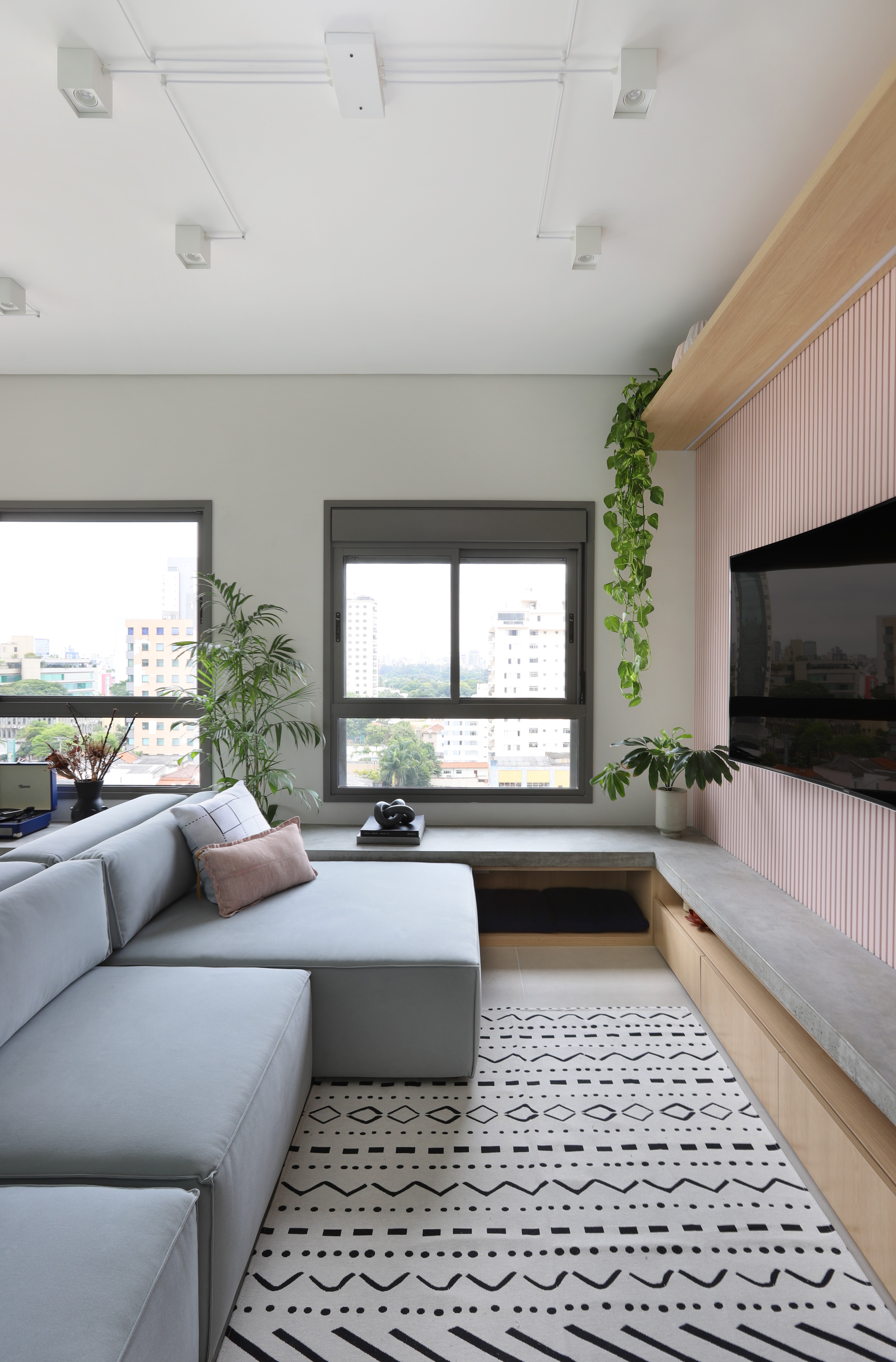 SALA DE ESTAR | O piso da Portinari está presente em todos os ambientes. Na sala, o sofá é da Cremme e almofadas Trico Decor (Foto: Mariana Orsi /  Divulgação)