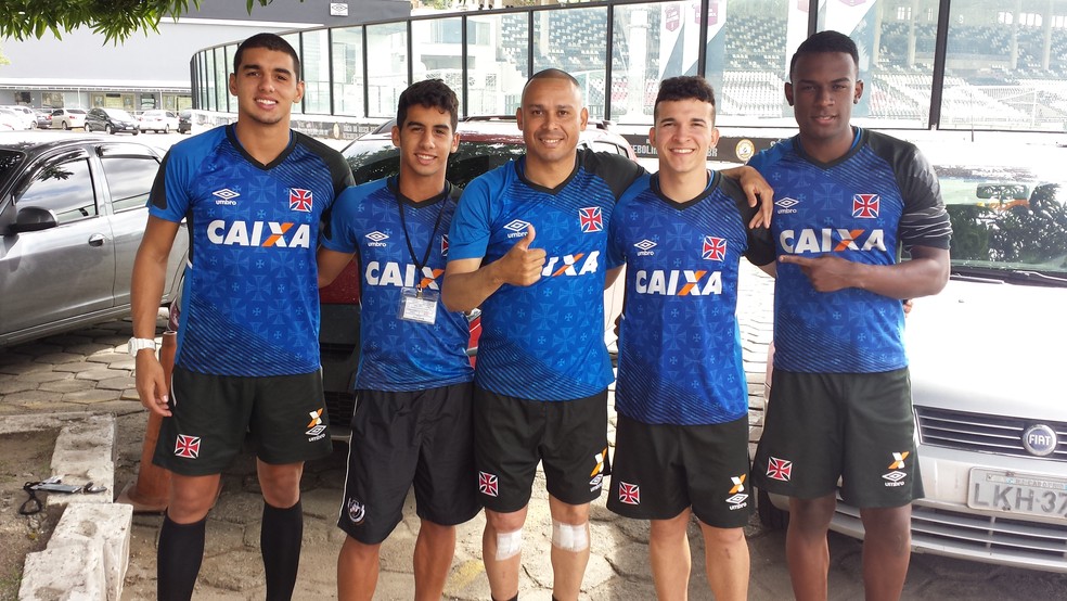 Valdiram posa para foto com jogadores dos juniores do Vasco em 2015 â€” Foto: Raphael Zarko